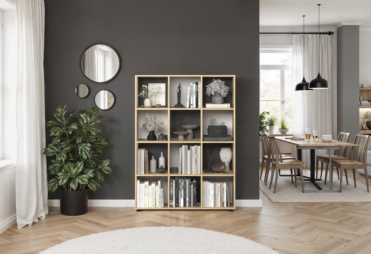 Απεικονίζεται η βιβλιοθήκη γεμάτη με κουτιά αποθήκευσης, βιβλία και διακοσμητικά σε ένα σαλόνι.